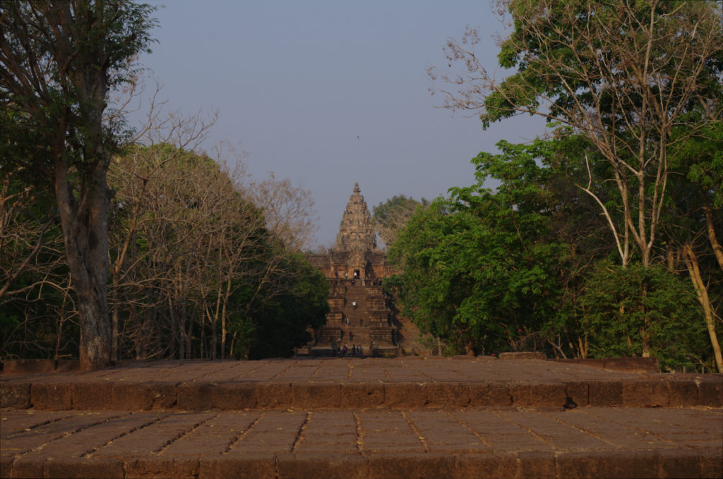 Восточная часть комплекса Пханом Рунг в лучах рассветного солнца.