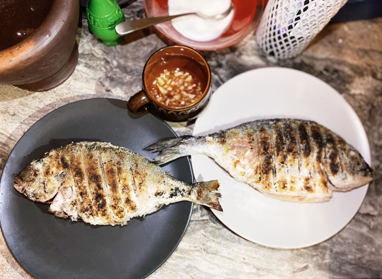 Пла Пхао Клыа (ปลาเผาเกลือ) — Рыба, запечённая в соли